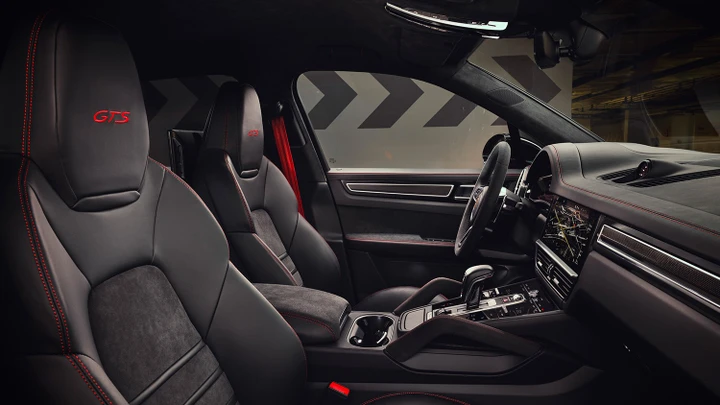 Nuove Porsche Cayenne GTS: uno sguardo dentro