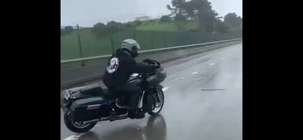 Fenomeno in moto con l'Harley-Davidson: da non imitare [Video]