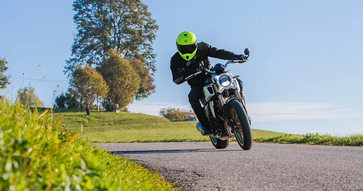 CF-MOTO 700CL-X, la prova su strada (VIDEO)