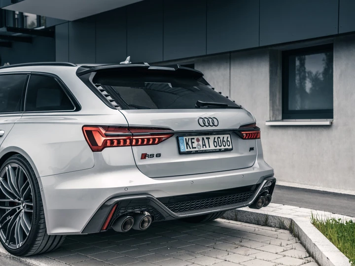 Audi RS6: fuochi d'artificio con lo scarico ABT