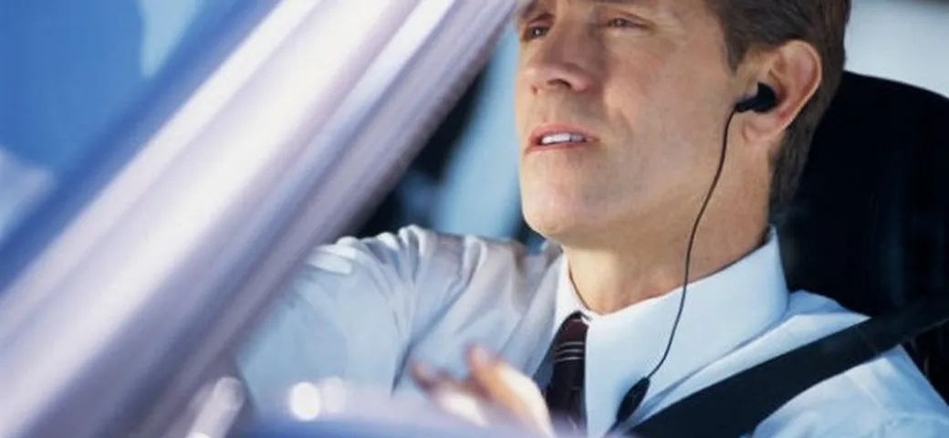 Auricolari auto: sono sicuri e legali?