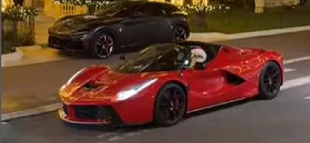 Babbo Natale sulla Ferrari LaFerrari per le festività di fine anno | Video