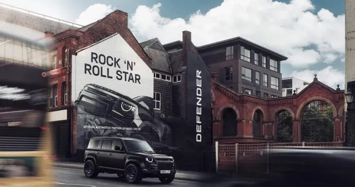 Land Rover Defender al fianco degli Oasis nel tour mondiale