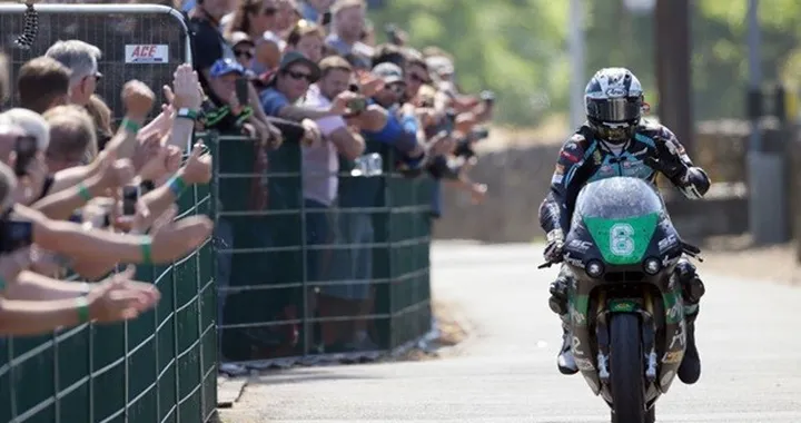 Paton, secondo trionfo di fila al Tourist Trophy