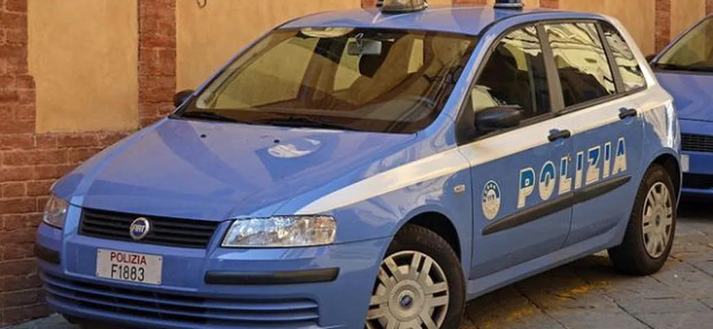 Si addormenta ubriaco al semaforo: auto sequestrata
