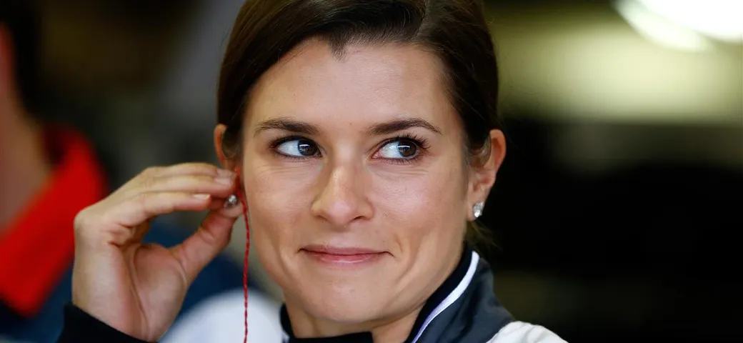 Danica Patrick 'invade' la pista: multa di 20.000 dollari [Foto e video]