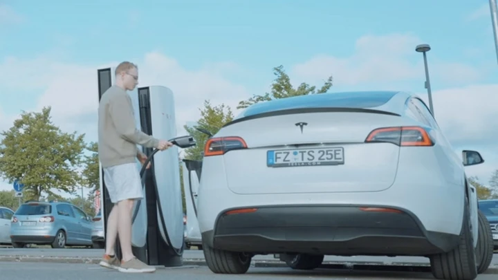 Tesla Model Y dopo 80.000 km, quanta capacità ha perso la batteria