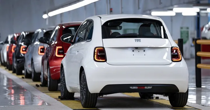 Fiat 500 Ibrida, primi esemplari in strada: le novità
