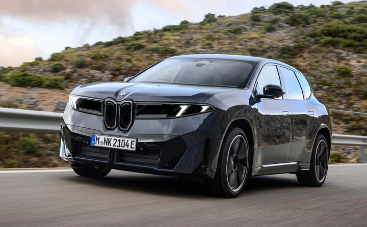 BMW iX3, arriva la nuova versione da 374 CV: trazione integrale e 621 km di autonomia
