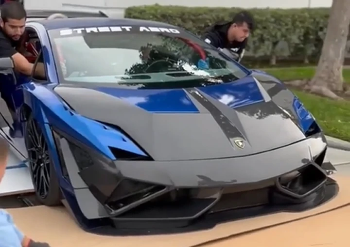 Lamborghini Gallardo danneggiata con una spinta a mano [Video]