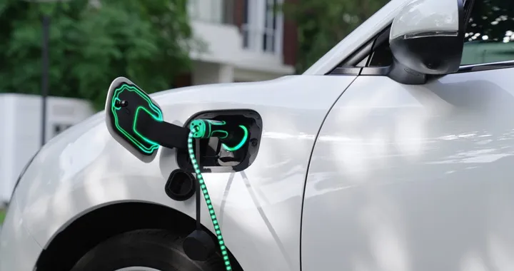 Prezzi auto elettriche in calo del 15% in Europa, aumentano quelli delle termiche