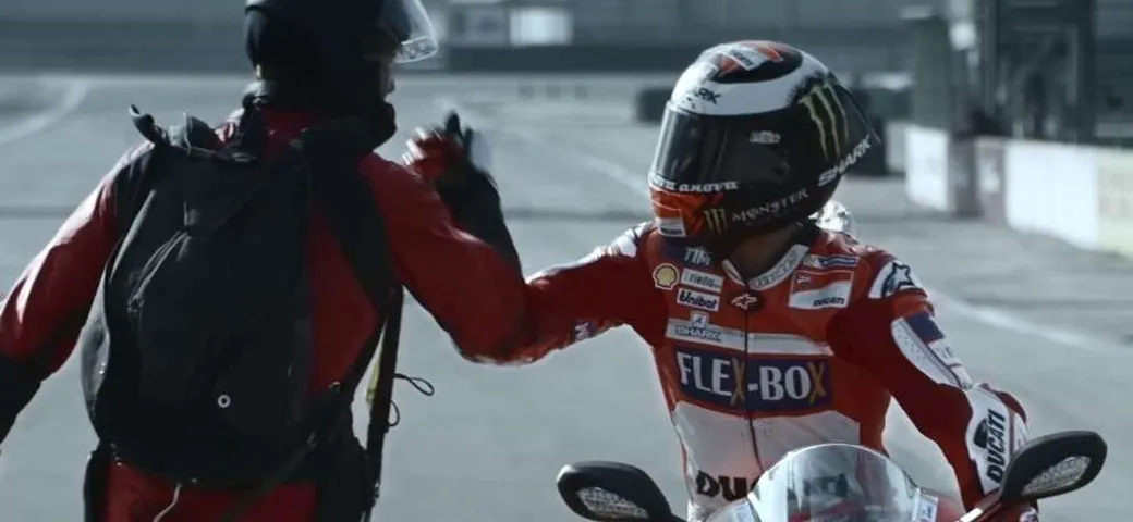 Moto VS Paracadute: Jorge Lorenzo sfida la gravità [Video]