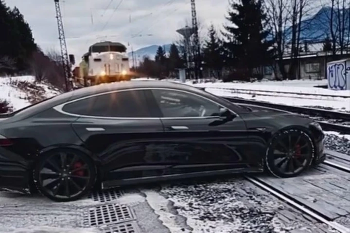 La Tesla viene colpita da un treno in corsa... ma in digitale [Video]