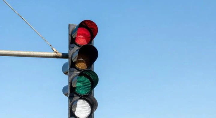 Roma testa il semaforo con luce bianca: a cosa serve e come funziona