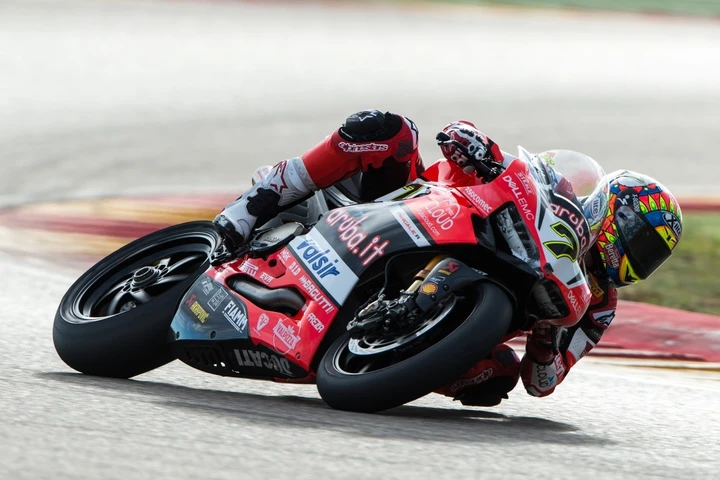 Superbike: problemi per Chaz Davies nel warm up