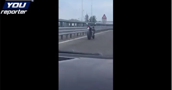 Milano, moto fantasma in tangenziale [Video]