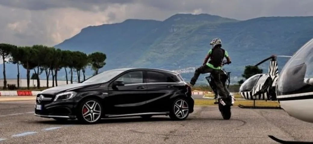 Mercedes A45 AMG: Video prova su strada ed in pista con due moto e un elicottero