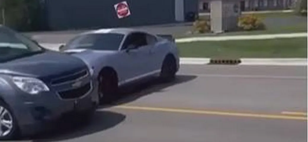 Con la Ford Mustang vuole fare il fenomeno ma sbatte | Video