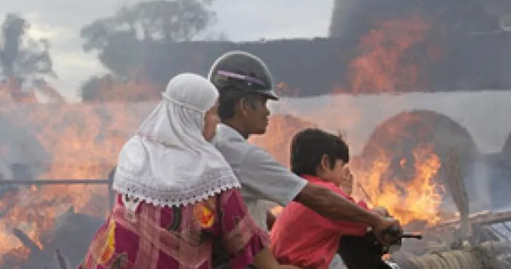 Indonesia: donne in moto ma non a cavalcioni