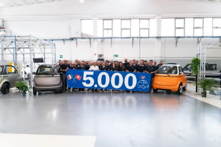 Microlino festeggia 5.000 auto prodotte a Torino con un modello unico