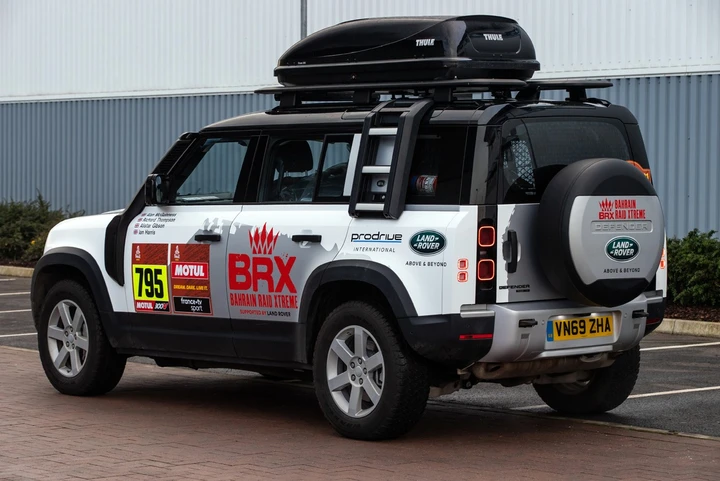 Dakar 2021: due Land Rover Defender a supporto del team Bahrain Raid Xtreme
