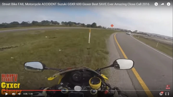 Motociclista finisce fuori strada e non cade per miracolo [Video]