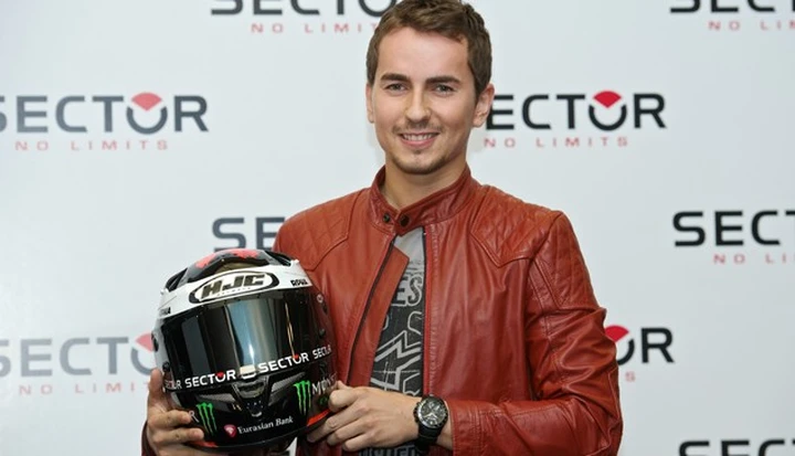 Lorenzo replica a Sector, 