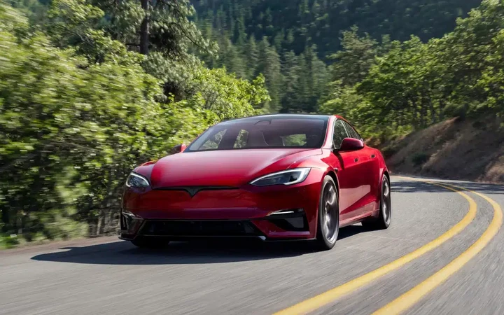 Compra Tesla Model S Plaid per 140.000 dollari: due anni dopo vale il 90% in meno