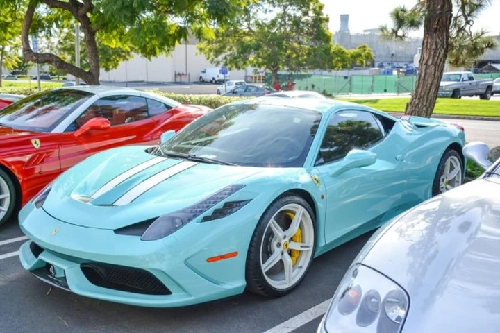La immagini di una Ferrari 458 Speciale in Tiffany Blue