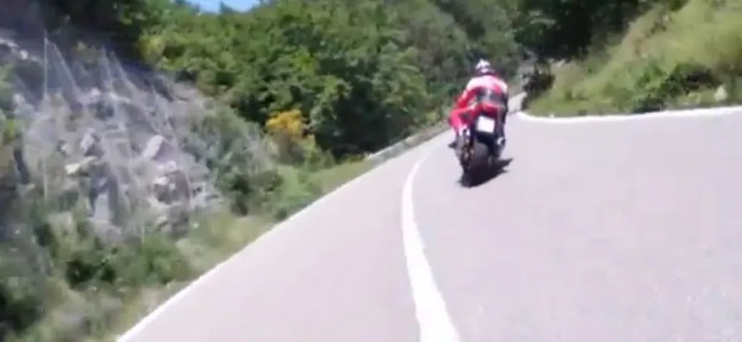 Motociclisti fuori dai passi per i controlli, i commercianti insorgono