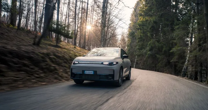 Leapmotor C10, fino a 571 CV e 986 km di autonomia: cambia anche la tecnologia di bordo