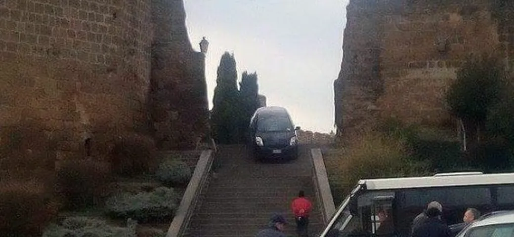 Scambia una scalinata per una strada: Yaris rimane bloccata tra i gradini