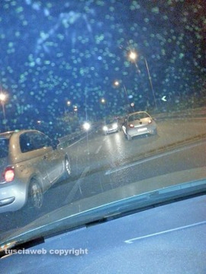 Auto contromano sul Semianello: la foto è in diretta