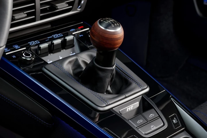 Porsche brevetta leva del cambio ibrida: automatico e manuale insieme