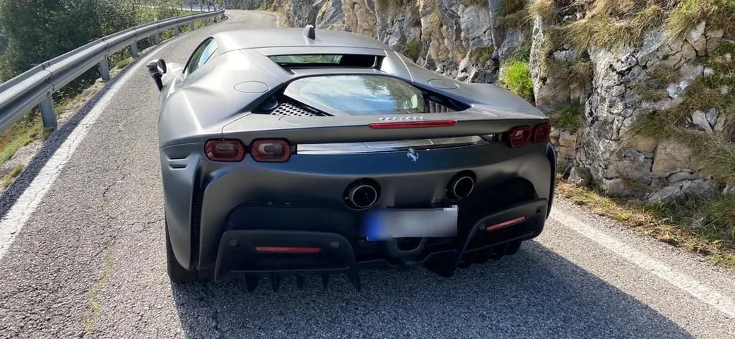 Ferrari in panne sulla strada di montagna: traffico bloccato