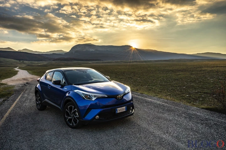 Toyota C-HR 1.8 Hybrid Active: la video prova