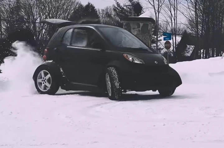 Smart con il motore di una moto: ecco come è stata realizzata [Video]