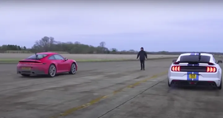 Porsche 911 Carrera contro Shelby GT350, chi vincerà in accelerazione? [VIDEO]