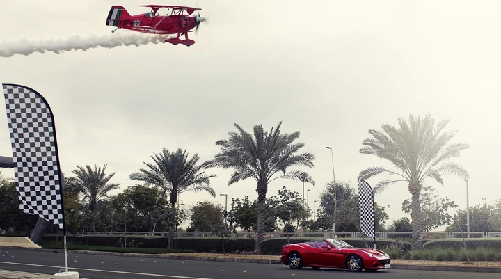 La Ferrari California T sfida un aereo ad Abu Dhabi [Video]