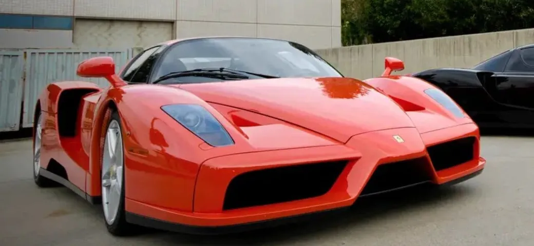 Si può abbandonare una Ferrari Enzo all'aeroporto? È successo