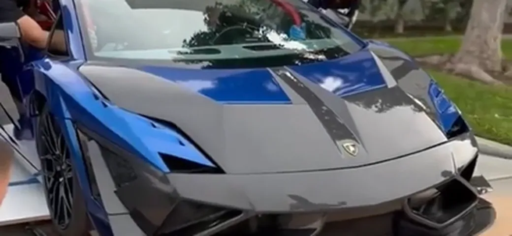 Lamborghini Gallardo danneggiata con una spinta a mano