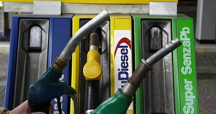Allarme prezzi carburanti, consumatori in rivolta