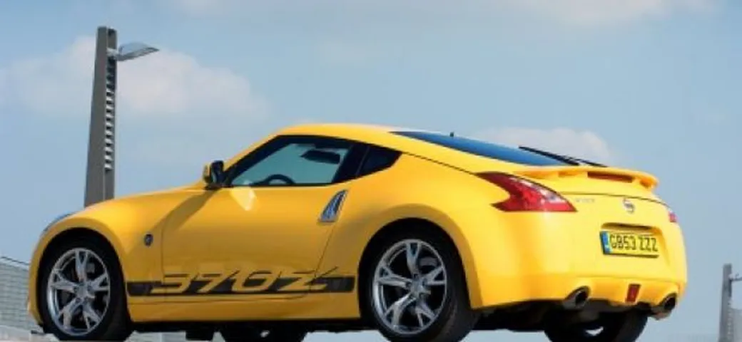 Nissan: debutta la 370Z Yellow