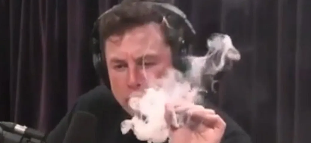 Tesla: crollo in borsa, ma Elon Musk fuma marijuana in diretta [Video]