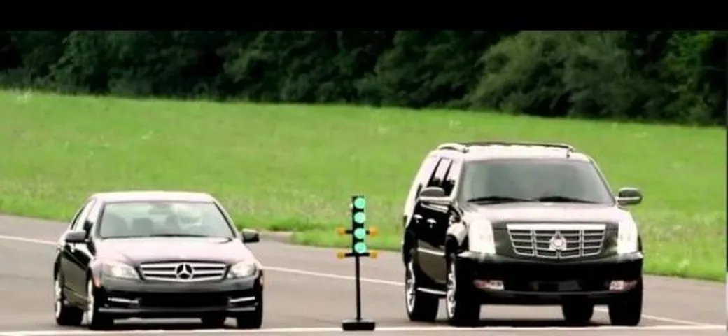 Cadillac sfida Mercedes in un nuovo video promozionale