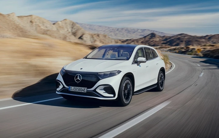 Mercedes EQS SUV: autonomia, motori, prezzi