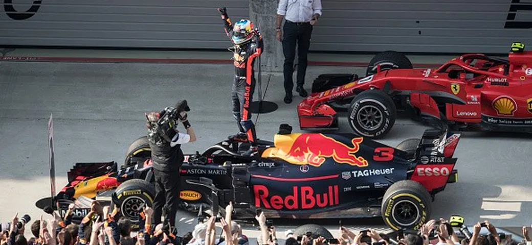 GP Cina F1 2018: sorpresa Ricciardo! Bottas secondo, Vettel speronato.