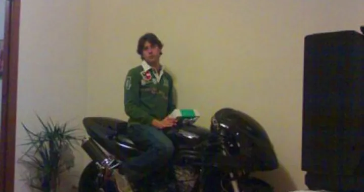 Foto del giorno: la Triumph Daytona dorme in salotto