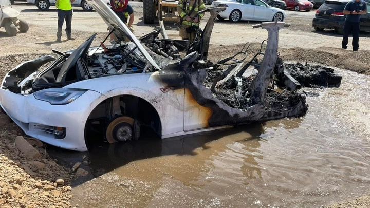 Incendi delle auto elettriche: sono più difficili da domare