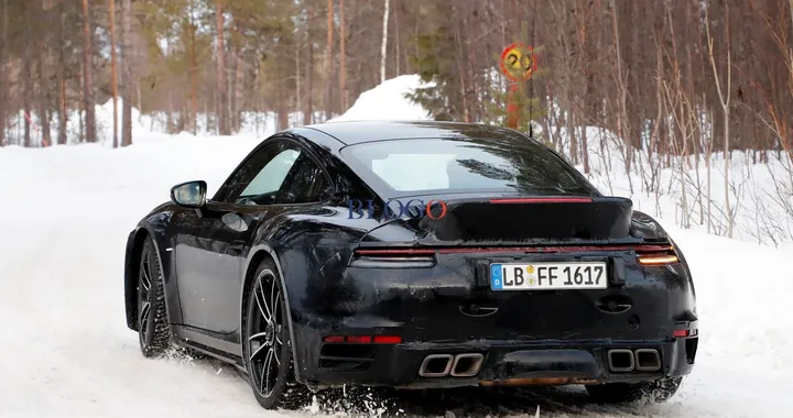 Porsche 911 (992) Turbo: foto spia con Ducktail